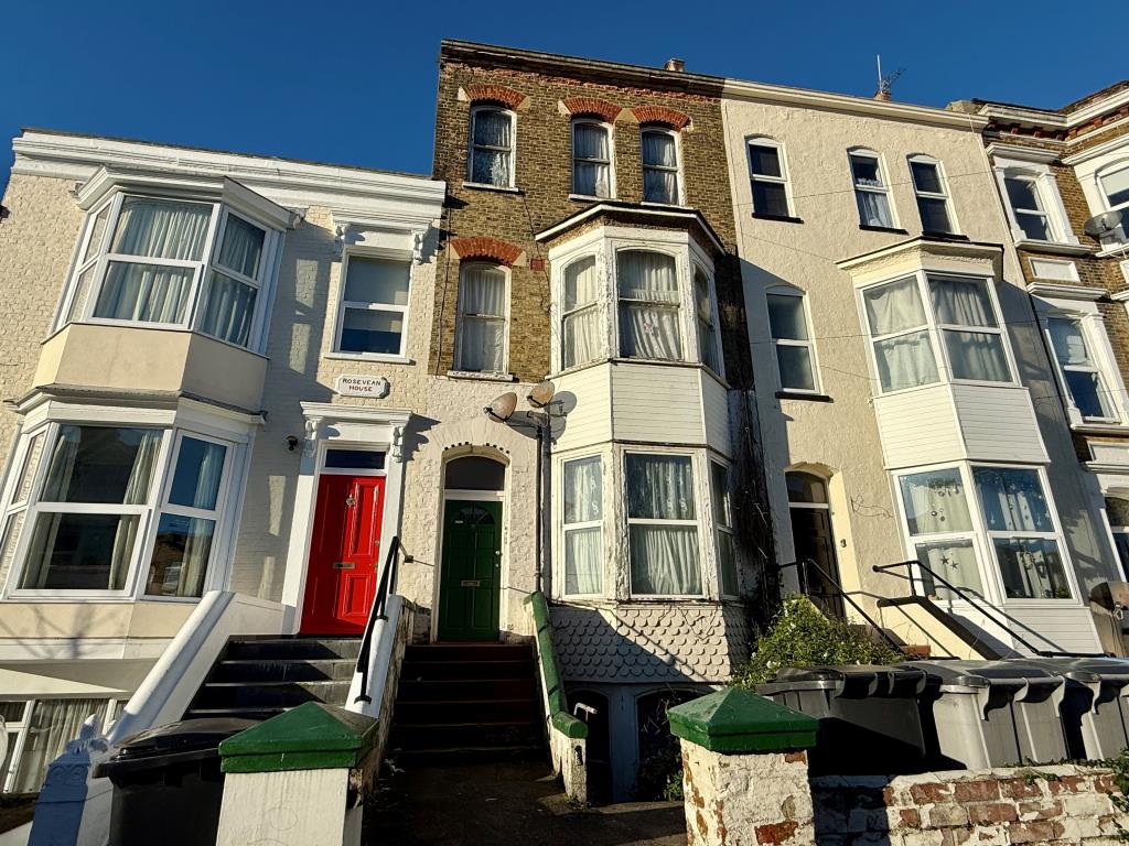 Lot: 94 - FLAT FOR COMPLETE REFURBISHMENT - Terraced block of flats